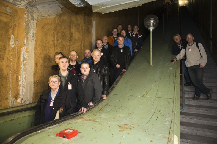 Gruppbild i en gång Sveriges längsta rulltrappor.