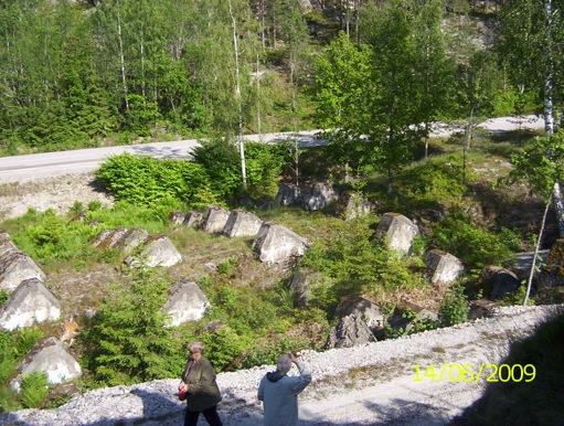 Draktänder i fyra rader mot vägen. Över vägen fanns en vägspärr. Inga rester finns efter den längre.