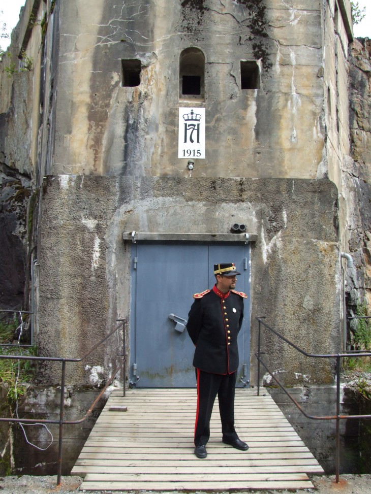 Ingången till fortet med en av föreningens guider.